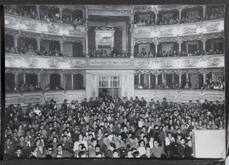 Reggio Emilia, 1955, TeatroMunicipale, Festeggiamenti per l'80° di Alcide Cervi, panorama del pubblico